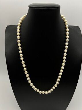 VINTAGE Faux Pearl Necklace • Creamy Ivory • Gold Tone • Classic